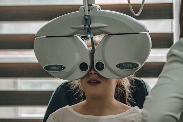 Eye Doctor in Jacksonville giving a child an eye exam